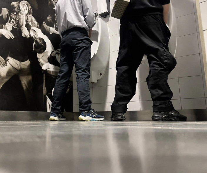 AmateurBoysPissing: O zi la Toaletele publice din centrul comercial