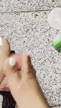 O mamă sexy tatuată tachinează jucăria cu picioare în ciorapi din nailon