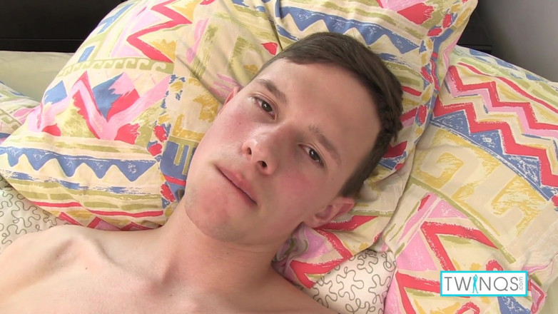 Twin Qs: Aaron, garçon sexy, se masturbe et jouit après s'être doigté !