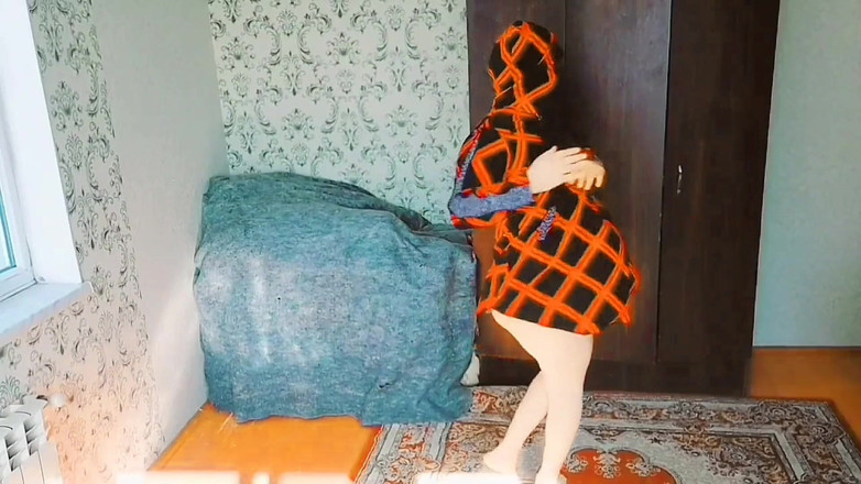 Kitty_Cross: Krásná trans kráska svazování vlasů se stuhou