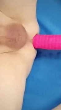 Alter mann mit großem schwanz wird auf der fickmaschine mit dildo gefickt
