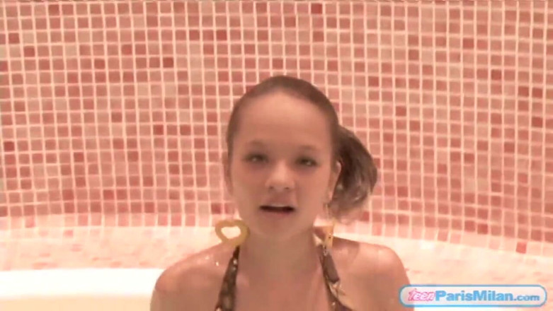Teen Paris Milan: Paris Milan wanna z hydromasażem miód!