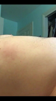 Çerçeveyi geçip çıkan bir dölü dizüstü bilgisayara boşaltana kadar kendimi sıvazlıyorum