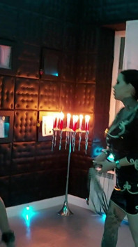 Міс Алесса Мілано висить і шмагає