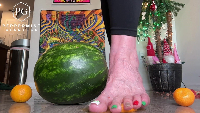 Peppermint Giantess: 67 reuzin maat 16 slo-mo voeten verpletteren slow-motion sinaasappelen en watermeloenvernietiging