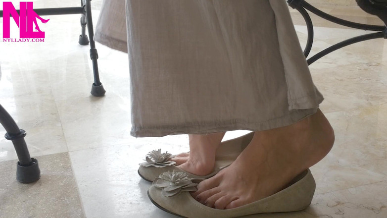 Nyllady: Ballet Flats Shoeplaying on Barefoot