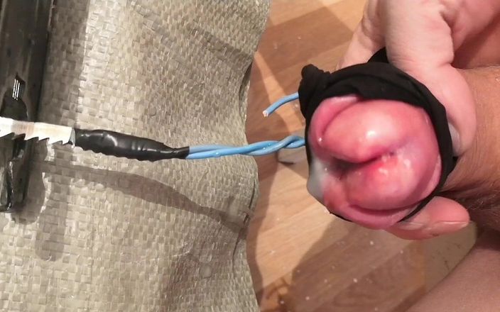 Fistlandiy: Masturbation et orgasme avec une scie à bascule électrique