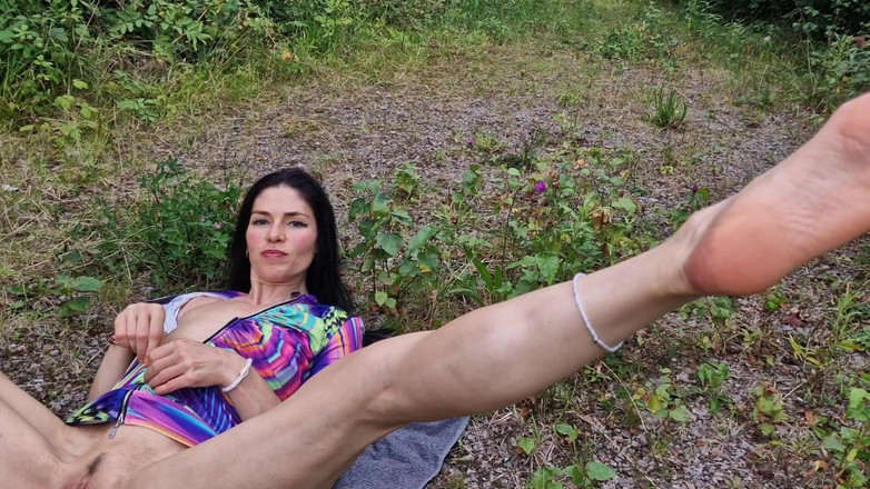 Nicky Brill: Cewek sange ini lagi asik memeknya sampai menganga lebar di...