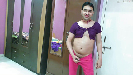 Cute & Nude Crossdresser: Travestit efeminat dulce femboy Sweet Lollipop într-un top și strâmt.