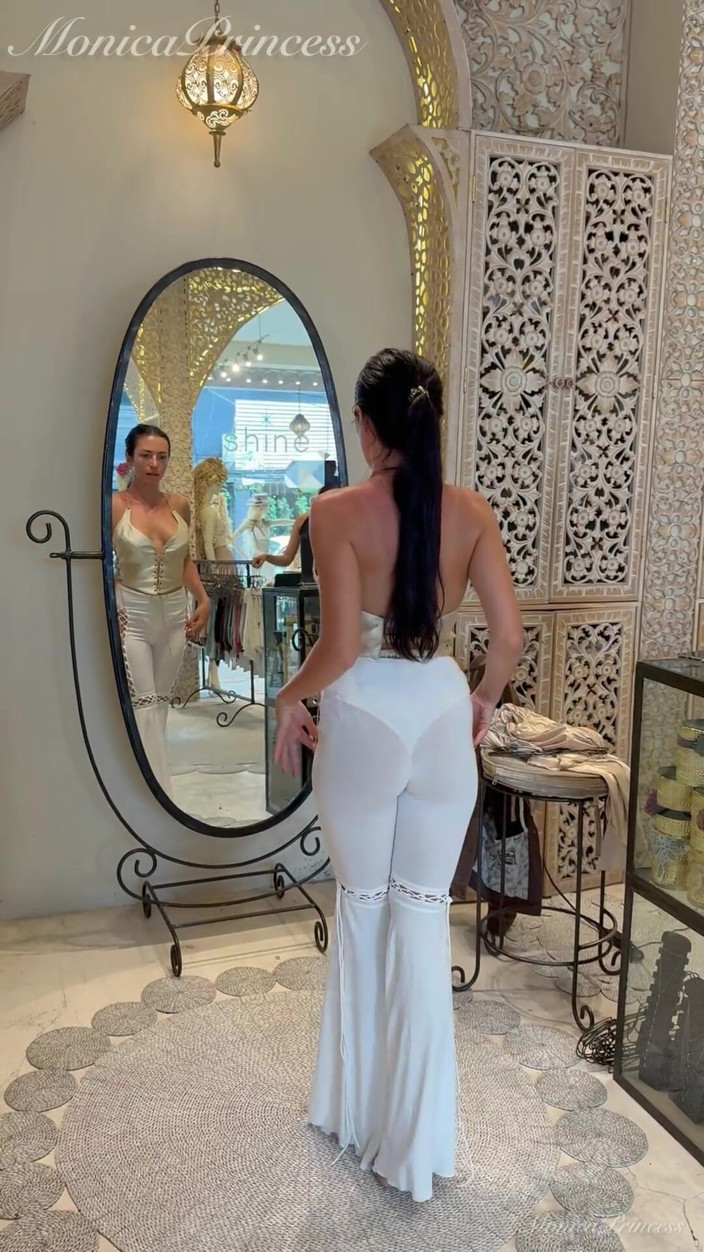 Princess Monica: 性感的巴厘岛服装在精品店尝试