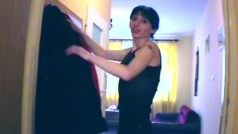 NAUGHTYPOLSKA: La ragazza magra mora allarga la figa pelosa con un...
