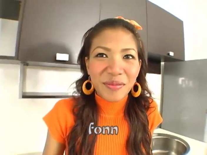 Creampie Thais: สาวไทยผอมบางในตาข่ายขี่ควยขาวใหญ่ในครัว