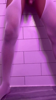 尼莎玩捉迷藏。看她用她性感的鸡巴撸逼。