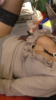 Segretario appassionato ha un numero caldo con il bidello in ufficio