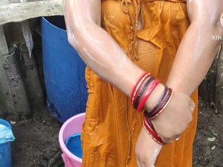 Anit studio: Soție indiană făcând baie afară cu