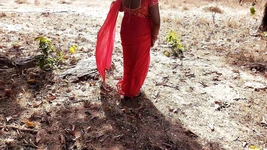Sexy Desi-vrouw lest haar sekshonger door een nieuwe vriend in het bos te ontmoeten
