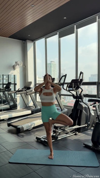 Yoga di gym dengan pamer sekilas
