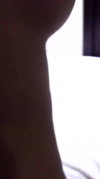 Peituda mexicana trans em um vestido apertado tira a roupa para brincar com seus peitões e pau
