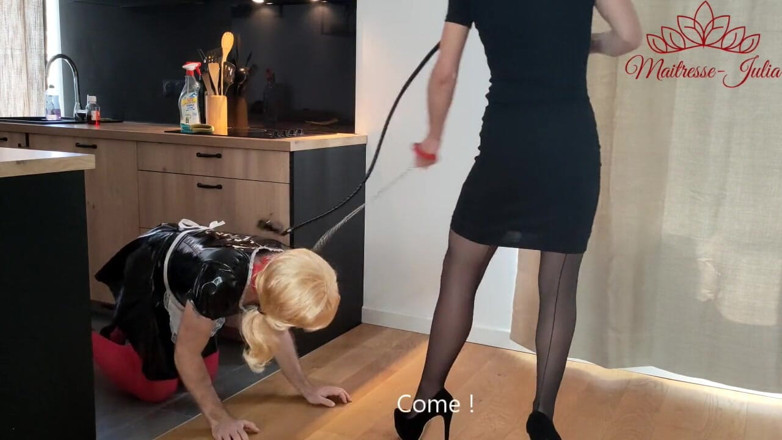 DeesseJulia: Maitresse julia fickt ihr sissy-zimmermädchen (Fußfetisch / Domina)