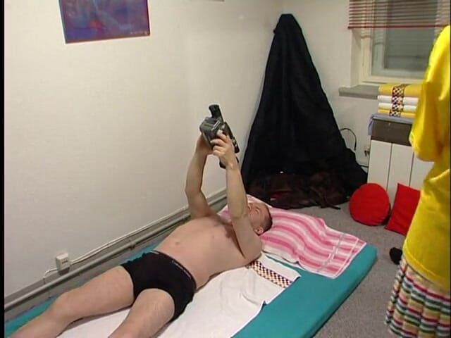 Asian Cuntz: İki Taylandlı bu adama masaj yapıyor
