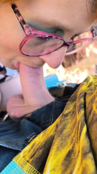 Pelacur kira dia lagi sendirian di hutan dan nyepong kontol orang asing ini sampai lubang pantatnya menganga lebar?