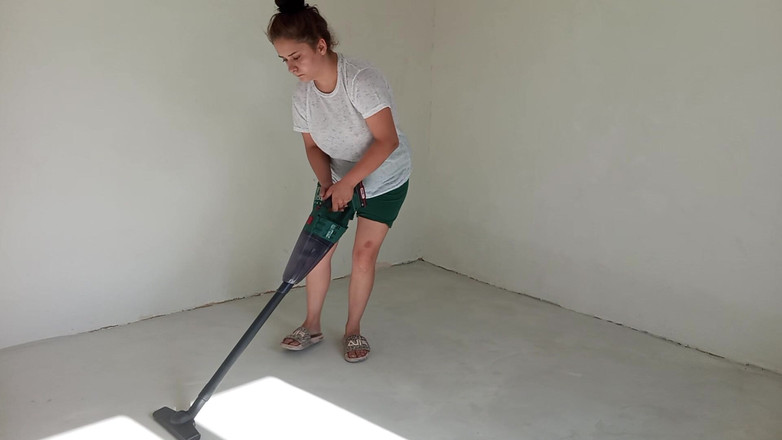 fartingclub01: PAWG Girl Vacuum in the House