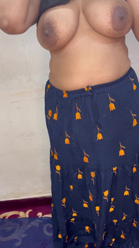 Cette bhabhi indienne aime ma bite et demande à la baiser