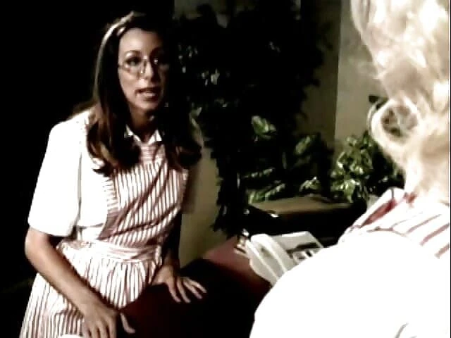 Old Good Porn: Sexy brunetka dostane její kundičku olízanou a naplněnou velkým robertkem