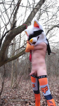 Kencing twink muda bondaged di hutan