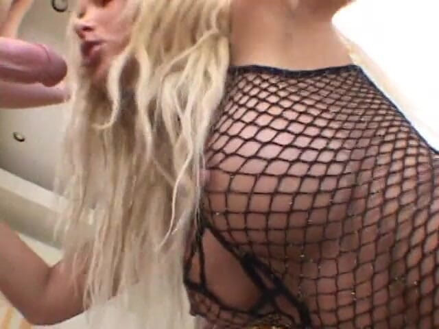 Yummy butts: MILF blonde dengan buah dada besar dan memakai jala dikongkek...