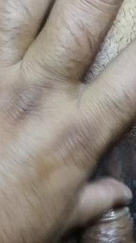 Une bombasse desi se fait plaisir dans les deux trous - double plaisir intense !