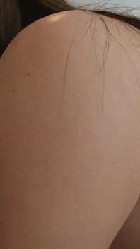 Trojka Sex s děvkou s malými prsy s malými prsy bere to do pusy na živé kameře