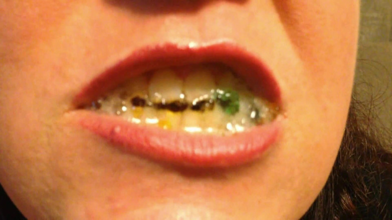 Lily Lipstixxx: グミベアが食べる