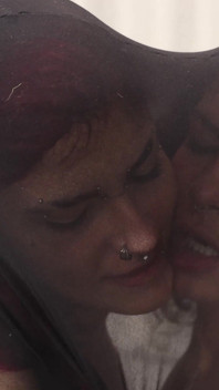 Deusas se beijando e lambendo umas as outras envoltas em meia-calça!