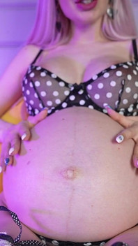 Ma coloc enceinte de 9 mois veut ta bite ! Baise avec un gode