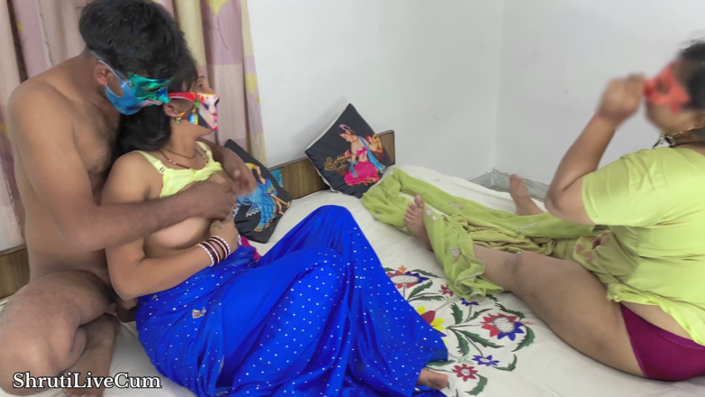 ShrutiLiveCum: Madrastra india del pueblo estaba limpiando mi habitación, la atrapé...