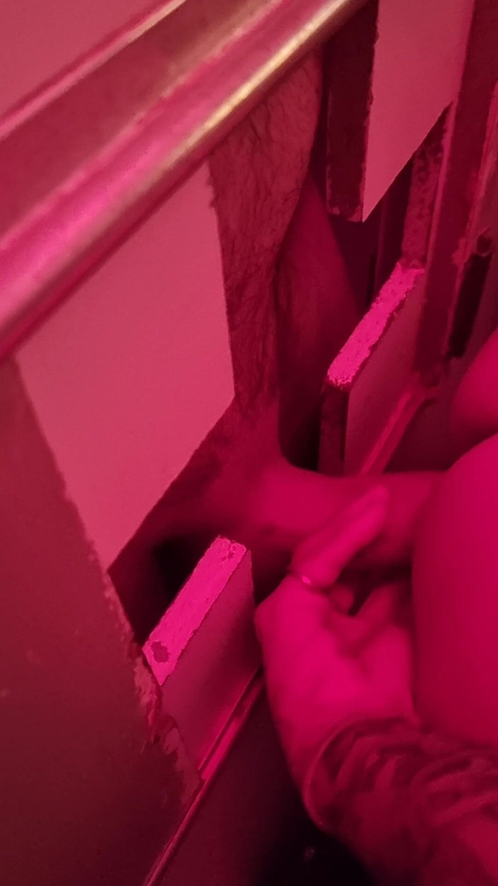 R b hubby: Encore un inconnu au gloryhole pour la chatte étroite de sa...