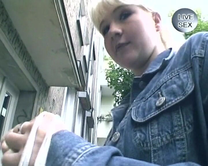 Deutsche Madchen: Amatérská německá blondýnka si hraje se svou oholenou kundou