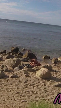 Gli Sconosciuti Hanno Sorpreso Mia Moglie a Toccarsi E Scopare Il Mio Grosso Cazzo Su Una Spiaggia Nudista Pubblica