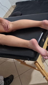 Mát-xa lưng thư giãn với một ngọn nến nóng bỏng