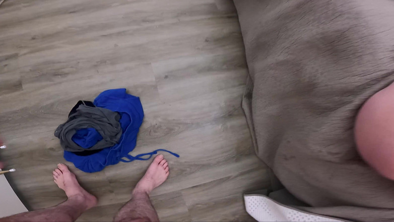 Erin Electra: 彼女は継父のチンポが本物を手に入れることを考えるのをやめられません