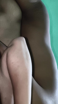 Si Dia memegang pantat besar adik tirinya dan dia duduk di atas zakar besarnya dalam posisi cowgirl, mengongkeknya dengan keras dan menikmati pepek