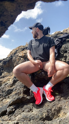 Robex Hib: Sexy vousatý chlap si honí na skalách, exhib sólo sperma