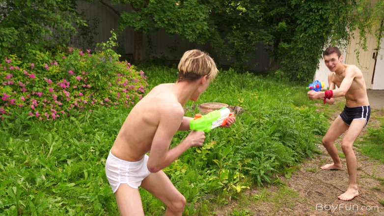 Boyfun: Büyük yarak prezervatifsiz üçlü grup seks