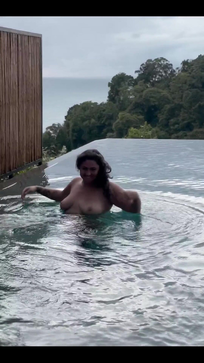 Josie Jaxxon: Dünnes tauchen und testen den Pool an Tag 1!