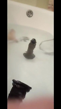 熟女用大假阳具在浴缸里玩耍