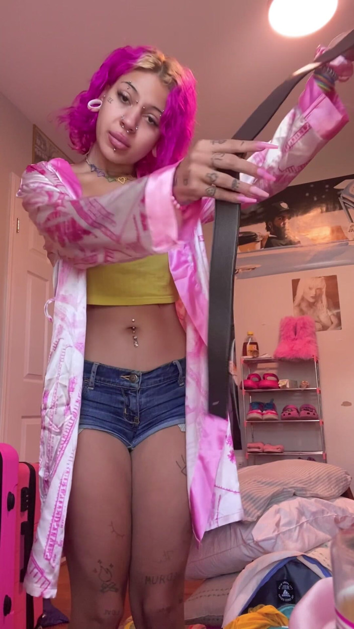 Nali Marie: POV macecha tě naplácá opaskem, padoucha nevlastní máma, zlobivá nevlastní...