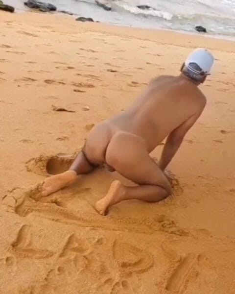 Ladysilvas: Ladysilva naakt op het strand pronkt met haar sexy gebruinde...
