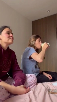Tôi ăn nón của bạn cùng phòng của tôi trong khi cô ấy chơi trò chơi điện tử