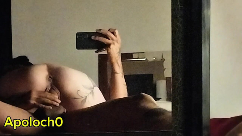 ApoloCho: Sexo visto no espelho, o reflexo da bunda dela e...